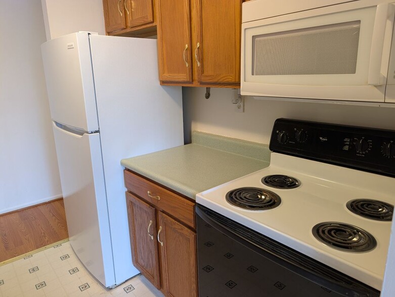 Building Photo - 6301 Robinson Rd