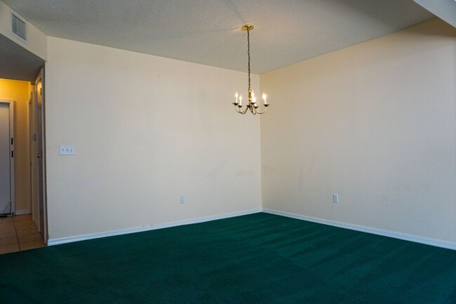 Building Photo - TownHome in Island Club West