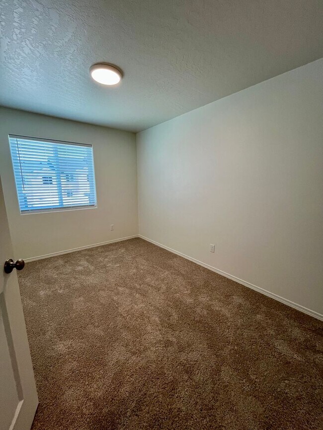 Building Photo - Corner Townhome!