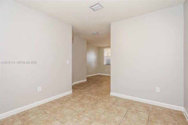 Building Photo - 1495 NE 33rd Ave