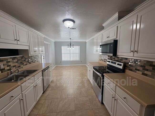 Building Photo - 2026 Lake Forest Dr