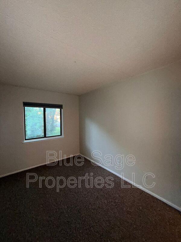 Building Photo - 768 Putnam Blvd