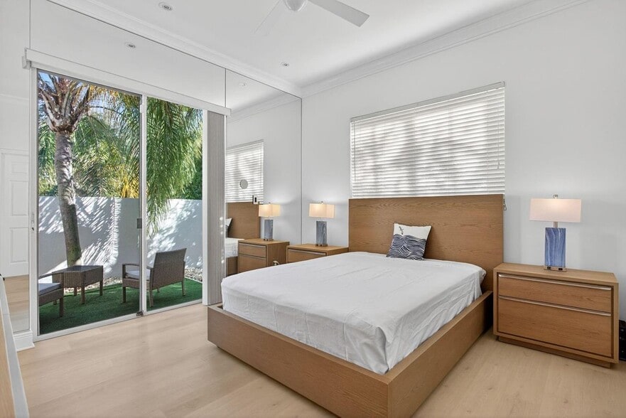 Building Photo - 513 S Riverside Dr