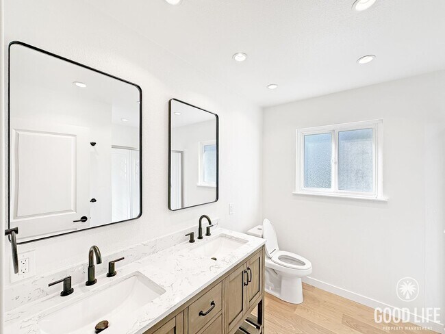 Building Photo - Modern Coastal Living in Solana Beach