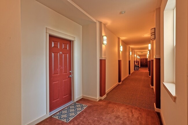 Building Photo - Mukilteo Golf Course View Condo – Modern C...
