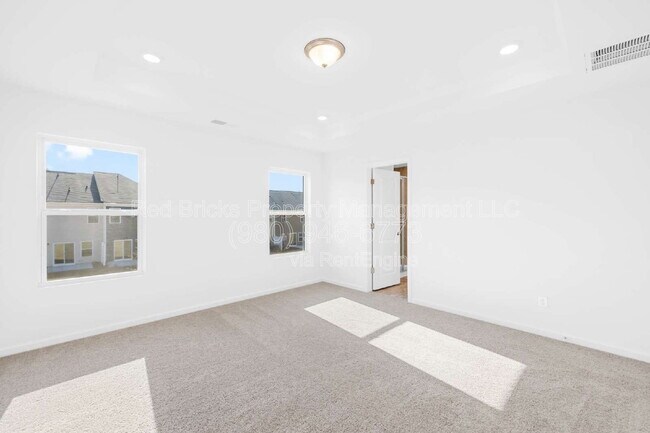 Building Photo - 790 Earhart St NW