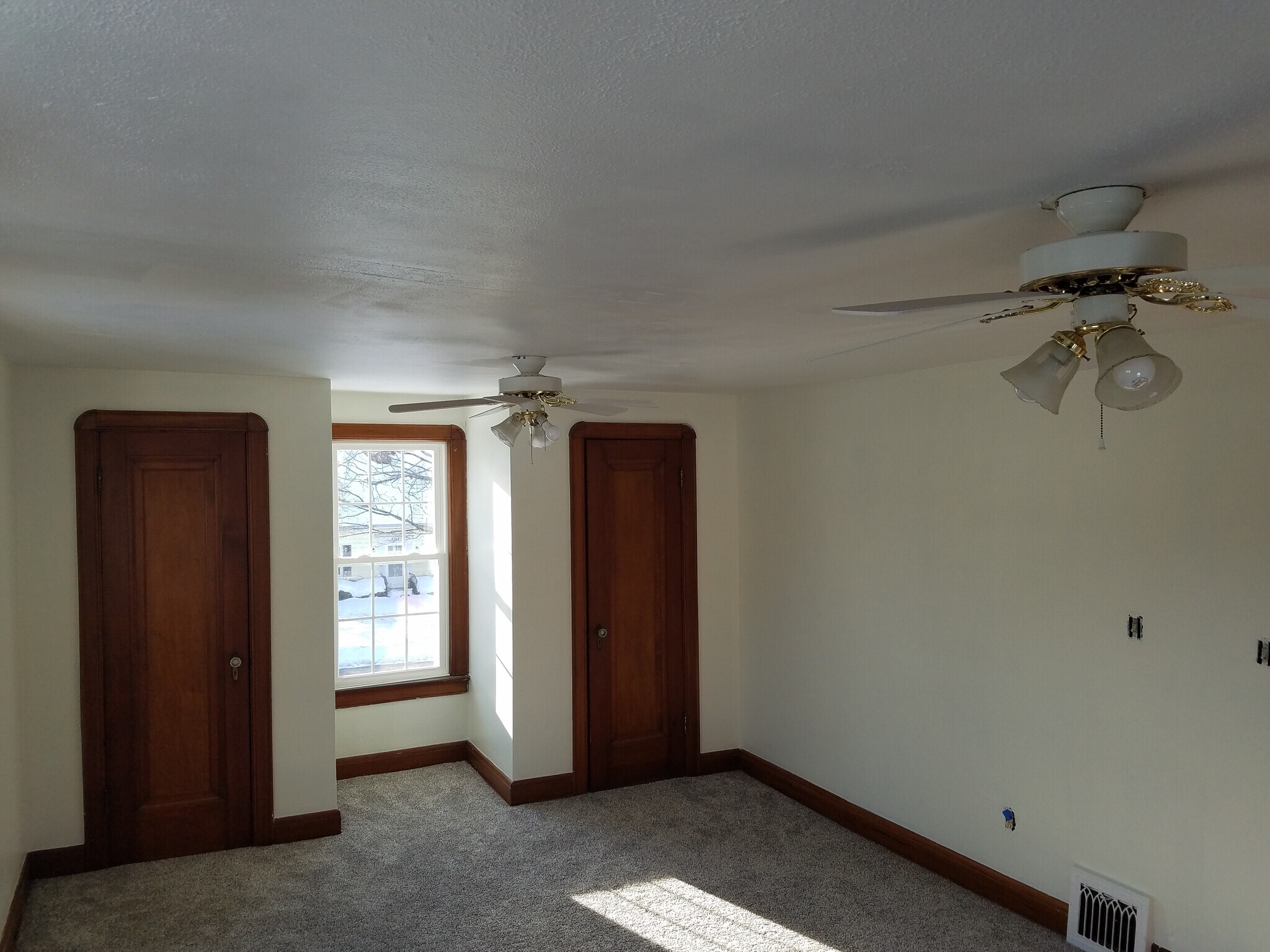 1st bedroom (toward front of room) - 2105 Eastlawn Pkwy