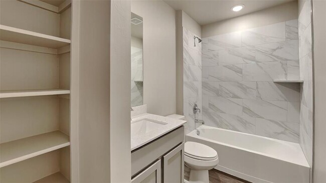 Building Photo - 2724 Dennis Dr