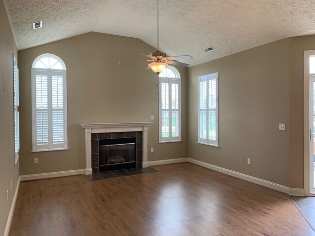 Building Photo - 350 Revolution Cir