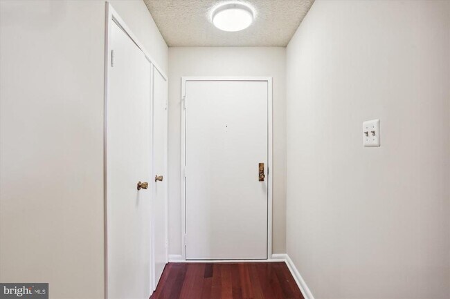 Building Photo - 7420 Westlake Terrace