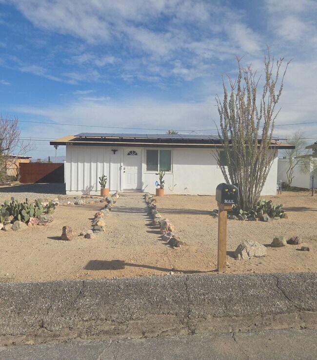 Building Photo - Adorable 2 bedroom 1 bathroom home *** FIRST MONTH DISCOUNTED RENT**