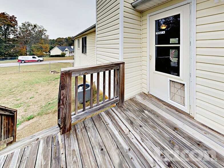 Building Photo - 15 Betty Ln