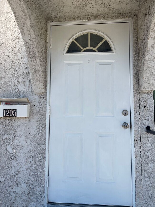 Building Photo - Large Upper 1 Bedroom 1 Bath in Long Beach!