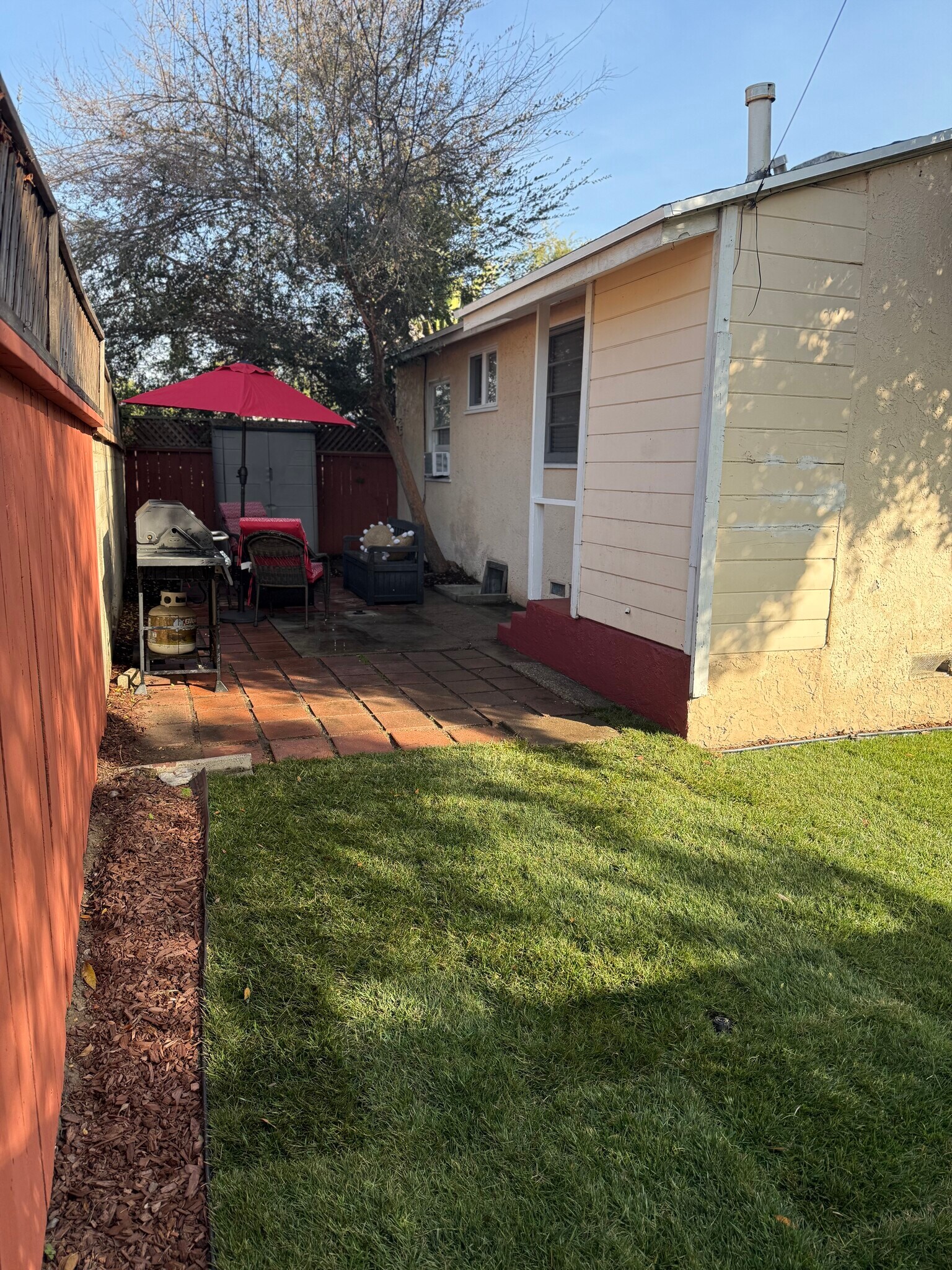 Enclosed backyard with patio side - 607 N Rosemary Ln
