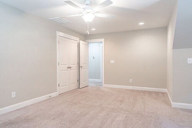 Building Photo - 643 Lilac Ln