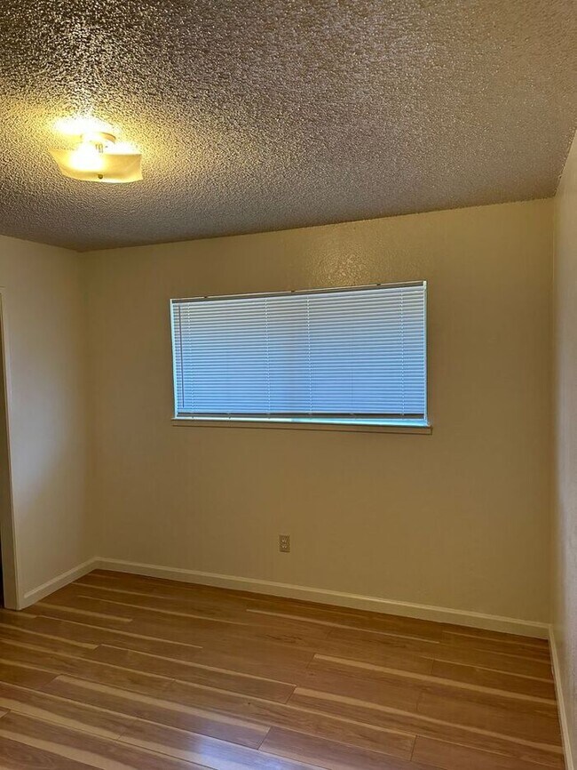Building Photo - 3 Bedroom 1 Bathroom Duplex