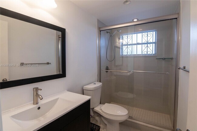 Building Photo - 1750 W 46th St