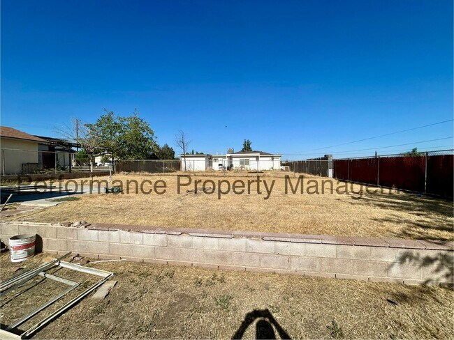 Building Photo - Charming 3 Bed/1 Bath House w/ RBP & Secur...