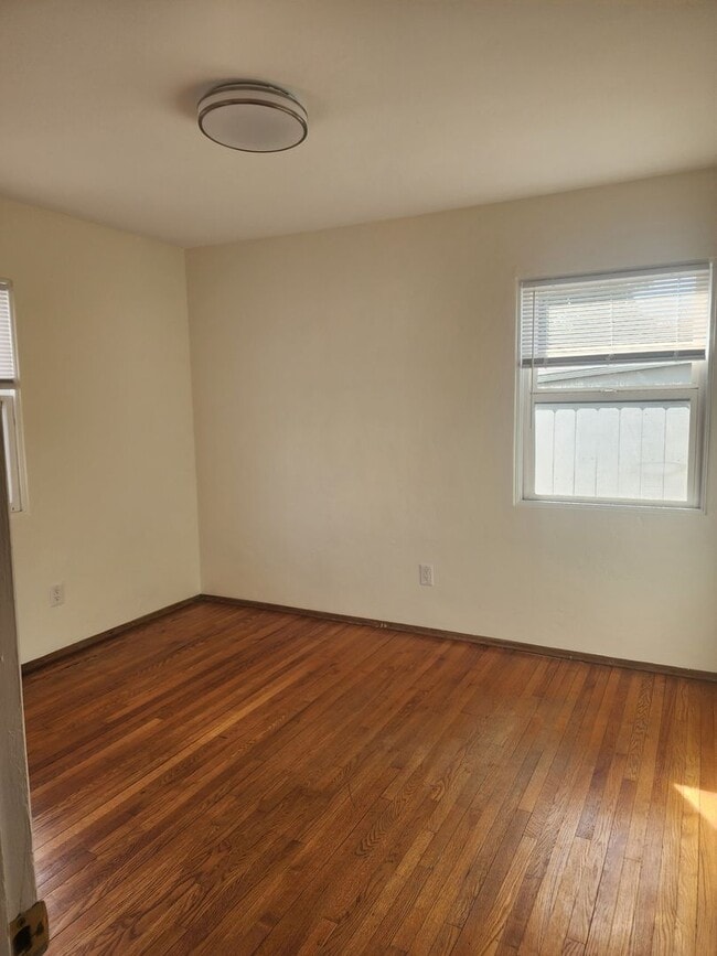 Building Photo - Private 2 bedroom 1 bath home