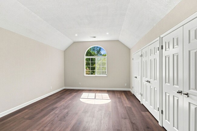 Building Photo - 749 Glenborough Dr