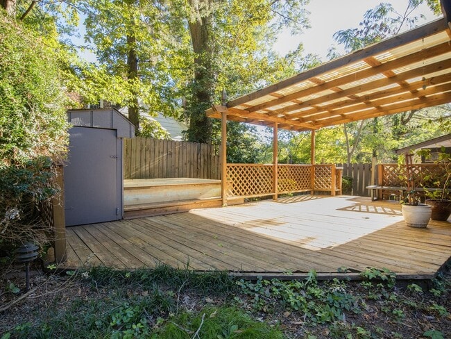 Building Photo - Beautiful home for rent minutes from the J...