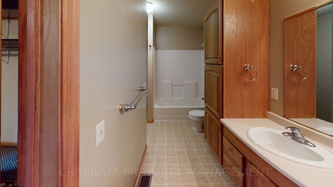 Building Photo - 415 S Bahnson Ave