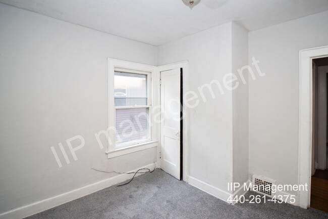 Building Photo - Lovely 2 Bed, 1-Bath Upper Unit in Clevela...