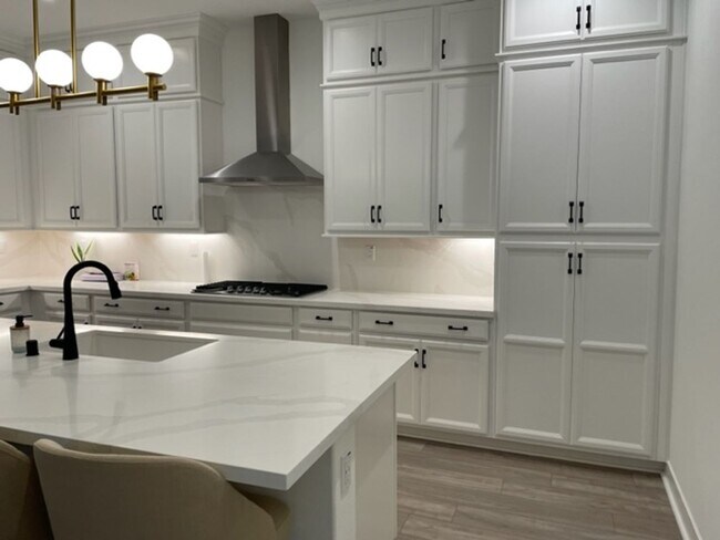 Building Photo - Stunning 3 bedroom 3 bath home in the Grea...