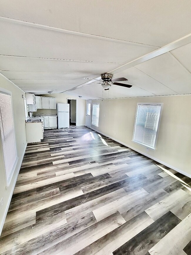 Building Photo - Recently Renovated 2 Bedroom / 2 bathroom ...
