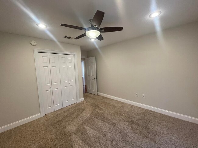 Building Photo - 1624 Oakmont Cir