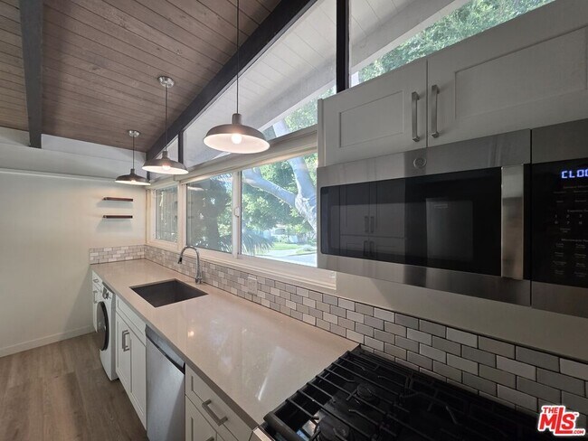 Building Photo - 11021 Missouri Ave