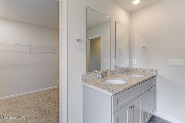 Building Photo - 1057 Enclave Cir