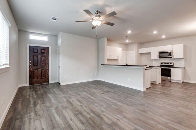 Building Photo - AVAILABLE NOW! GORGEOUS 3 BEDROOM DUPLEX LOCATED IN MIDLOTHIAN ISD!