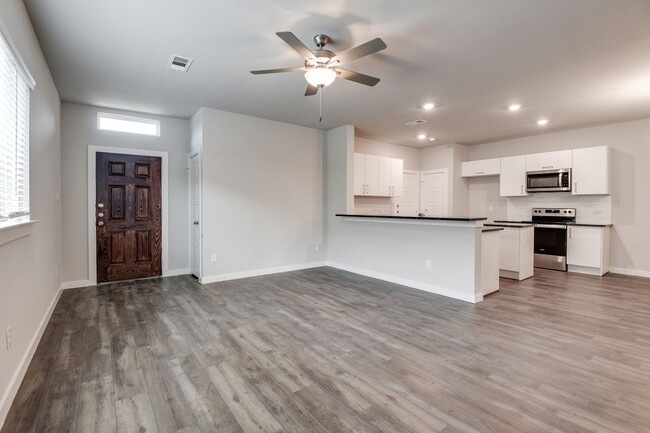 Building Photo - COMING SOON! GORGEOUS 3 BEDROOM DUPLEX LOC...