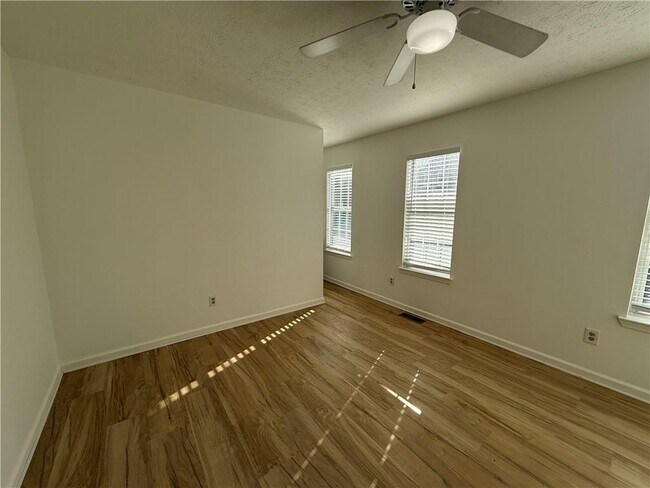 Building Photo - 3859 Meadow Creek Dr