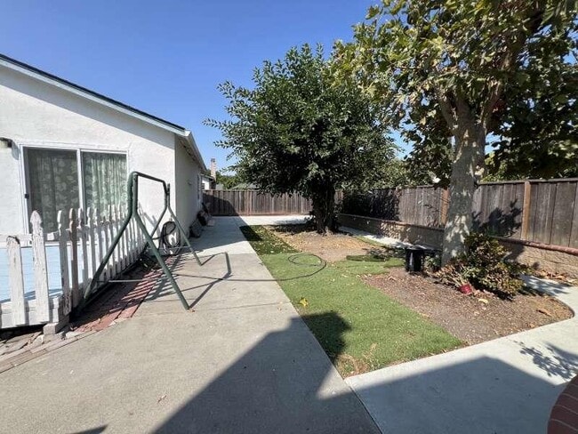 Building Photo - 425 Clauser Dr