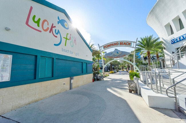 Building Photo - 560 SE 23rd Ave