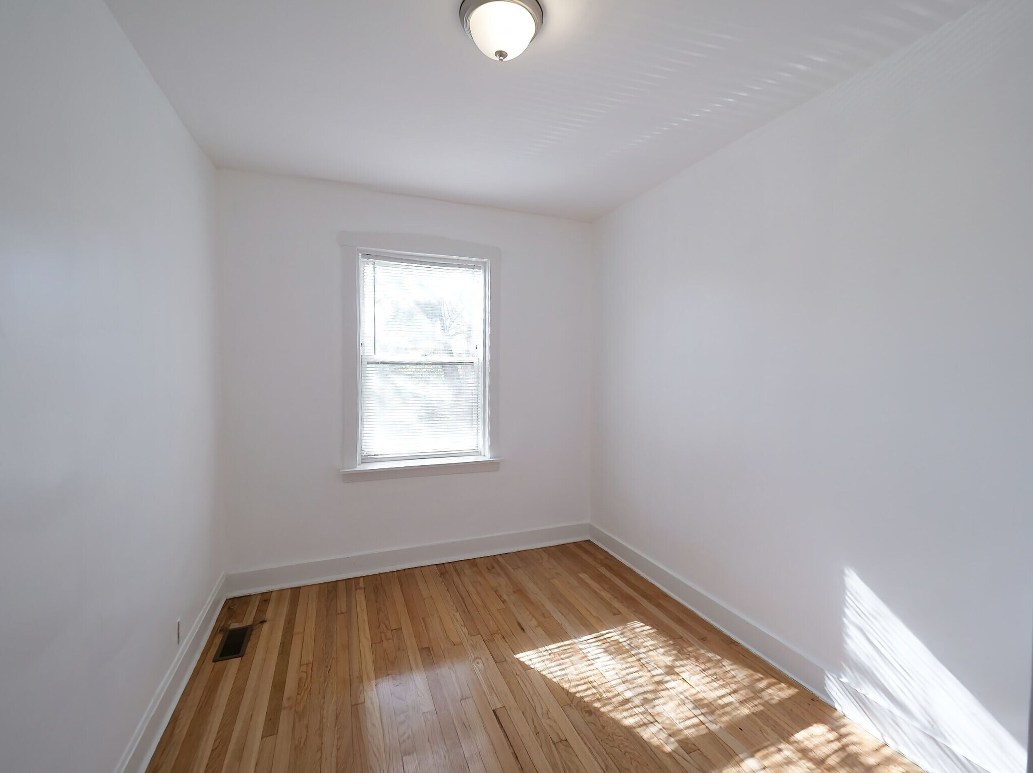 Building Photo - 5004 W Armitage Ave