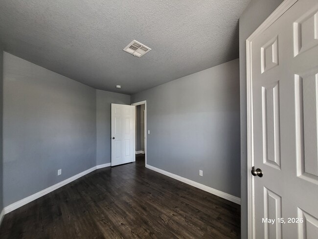 Building Photo - 528 S Tomsik St