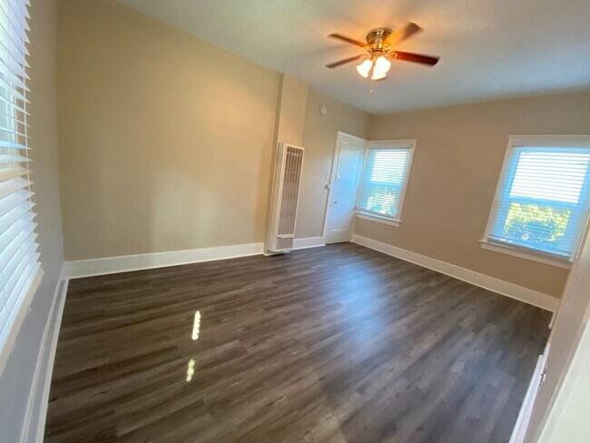 Interior Photo - 711