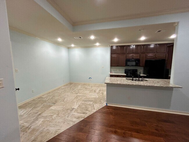 Building Photo - South College Station Townhome