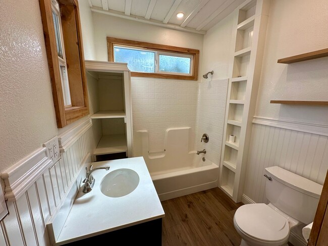 Building Photo - Stunning Renovated 2 Bedroom 2 Bathroom Fa...