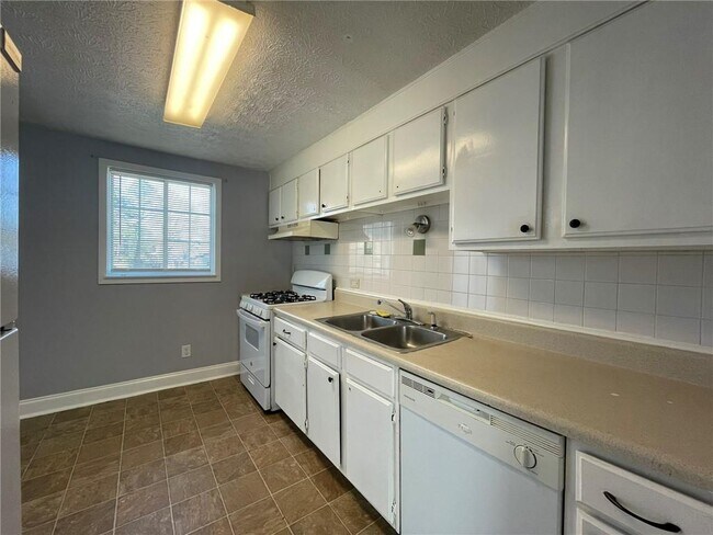 Building Photo - 1001 Traymore Dr