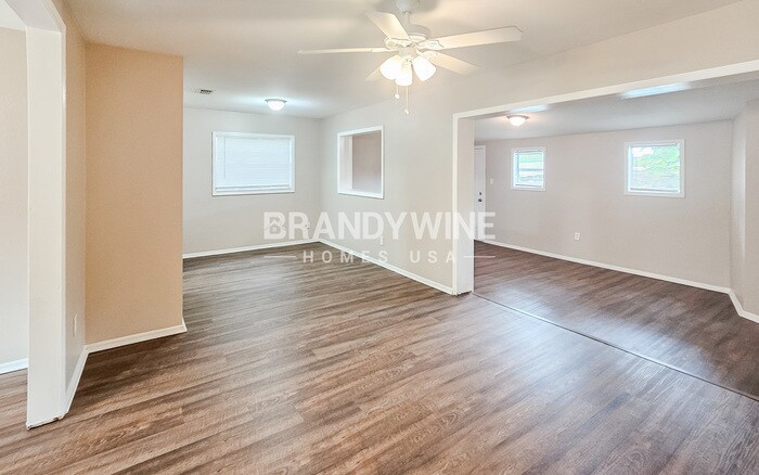 Building Photo - 2402 E Bougainvillea Ave