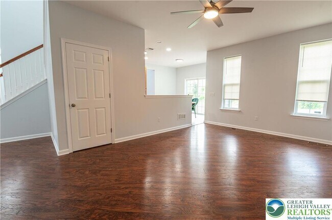 Building Photo - 835 Spring White Dr