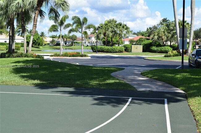 Building Photo - 991 Crestview Cir