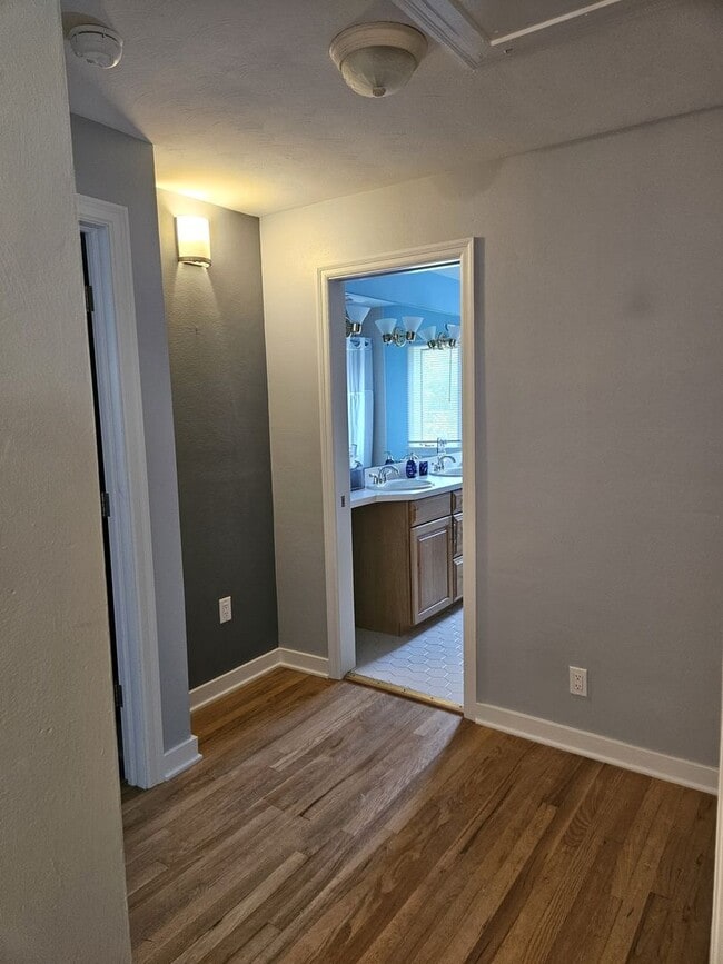 Building Photo - 3 Bedroom  Available June 8th  2026