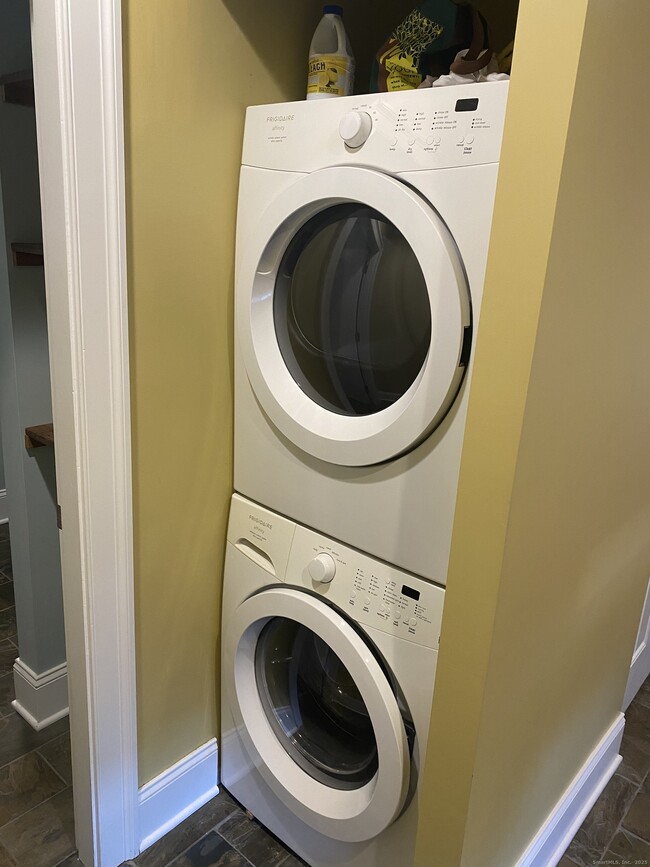 Building Photo - 103 W Broad St