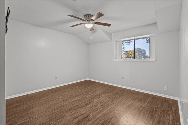 Building Photo - 2202 Colonial Ct N