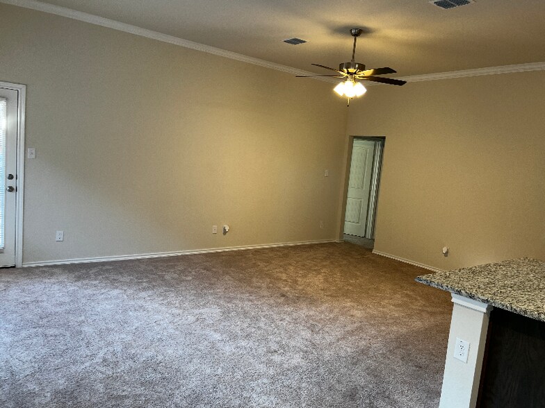 Building Photo - 417 Greenhaven Dr